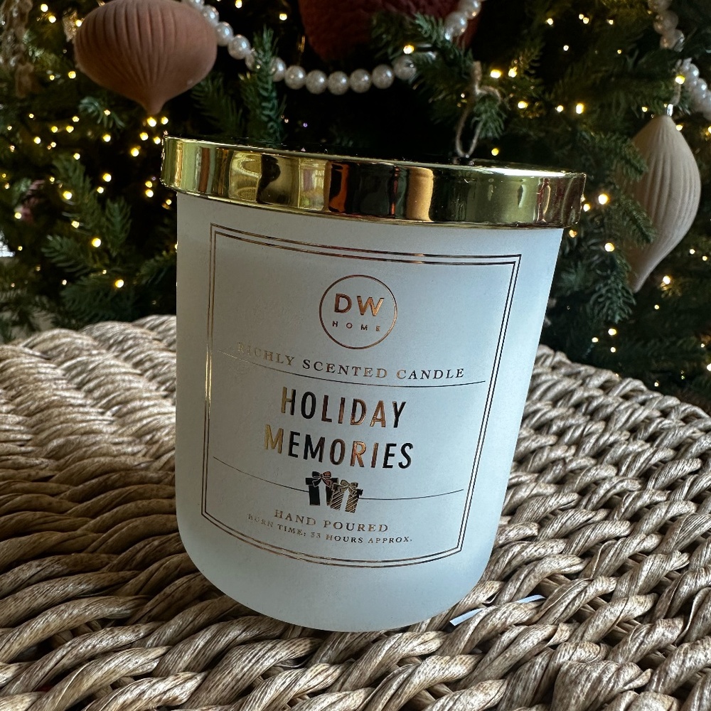 DW home HOLIDAY MEMORIES candle Christmas hand poured